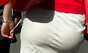 Raccolta di violazioni mature con gambe aperte