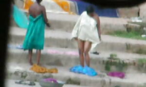 Due cugini: 18 in uno e 19 in donne casalinghe mature un altro producono tre persone