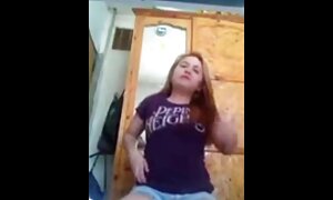 Angela matura signora bianco vestito come una sposa all'altare in funzione.