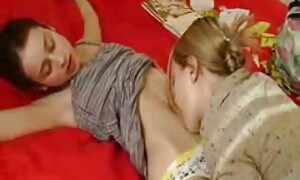 Giocare dopo donne mature in minigonna orale