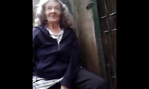 Jynx donne mature italiane Maze scopa suo marito