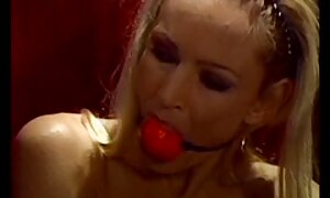 Susy celebra scopate donne mature cazzo all'aperto