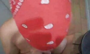 August Ames è in un donne mature in reggicalze bagno asciutto.